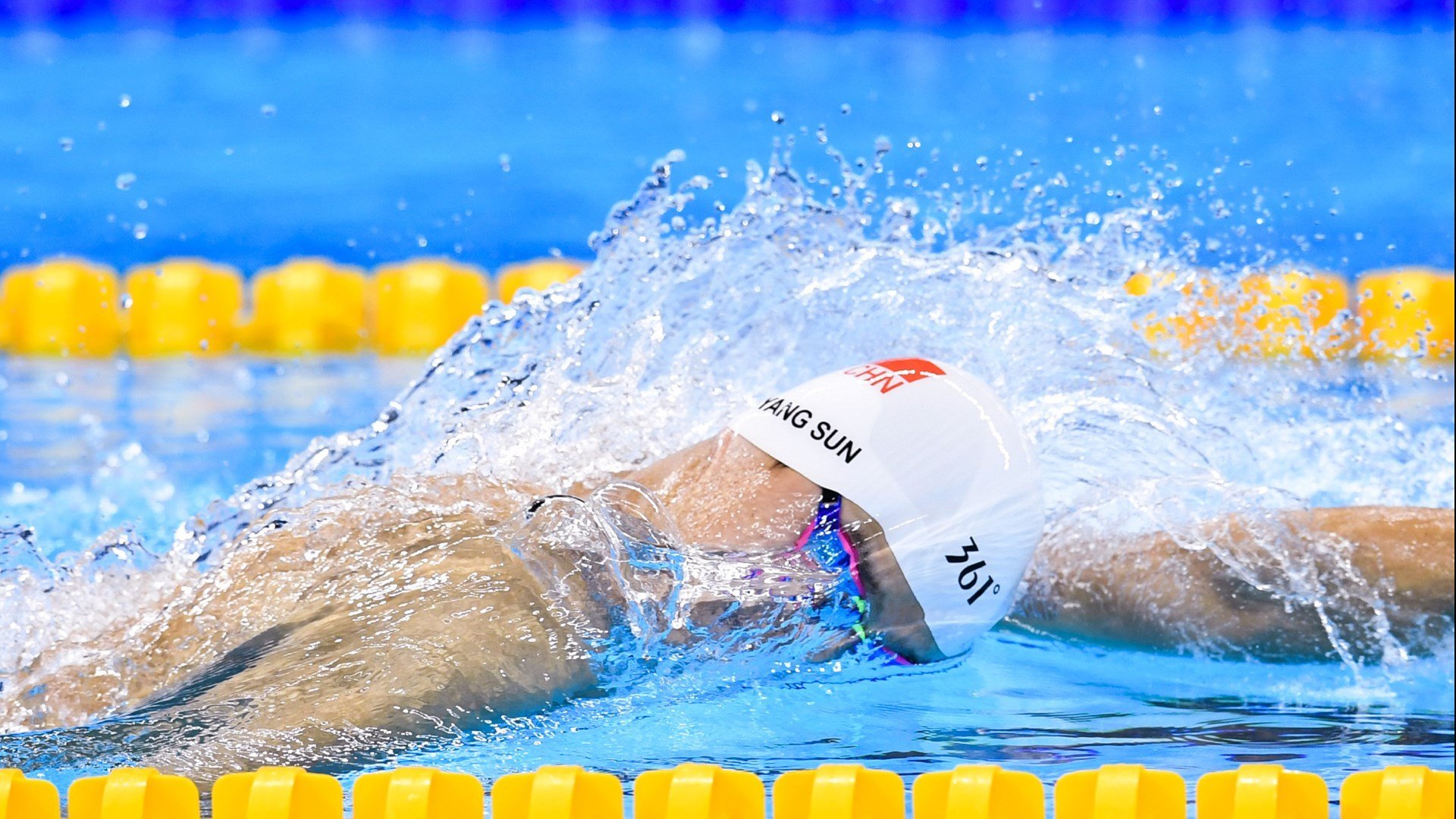 国际足球赛事中，某支球队实力惊艳，击败强敌，国际足球队员